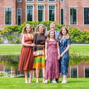 Le roi Willem-Alexander des Pays-Bas, la reine Maxima et leurs filles la princesse héritière Catharina-Amalia, la princesse Alexia et la princesse Ariane ont posé dans les jardins du palais Huis ten Bosch, leur (nouvelle) résidence à La Haye, le 19 juillet 2019 lors de la traditionnelle séance photo des vacances d'été avec la presse.