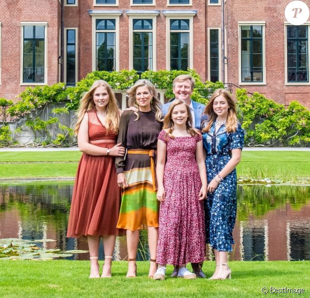 Le roi Willem-Alexander des Pays-Bas, la reine Maxima et leurs filles la princesse héritière Catharina-Amalia, la princesse Alexia et la princesse Ariane ont posé dans les jardins du palais Huis ten Bosch, leur (nouvelle) résidence à La Haye, le 19 juillet 2019 lors de la traditionnelle séance photo des vacances d'été avec la presse.