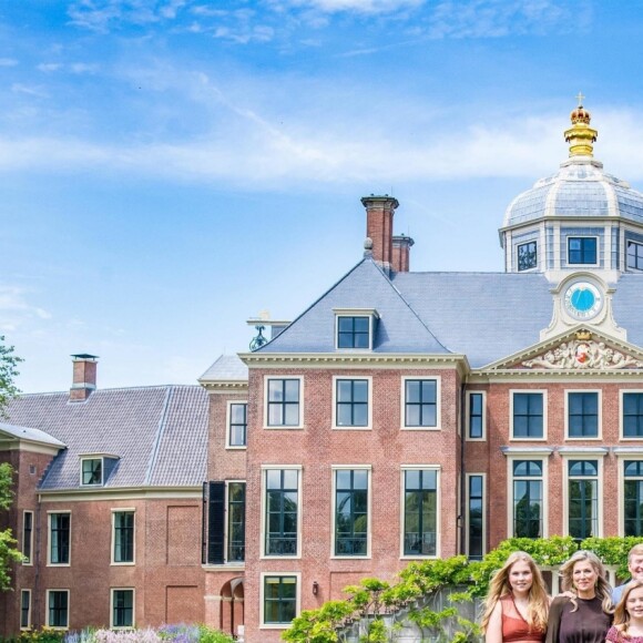 Le roi Willem-Alexander des Pays-Bas, la reine Maxima et leurs filles la princesse héritière Catharina-Amalia, la princesse Alexia et la princesse Ariane ont posé dans les jardins du palais Huis ten Bosch, leur résidence à La Haye, le 19 juillet 2019 lors de la traditionnelle séance photo des vacances d'été avec la presse.