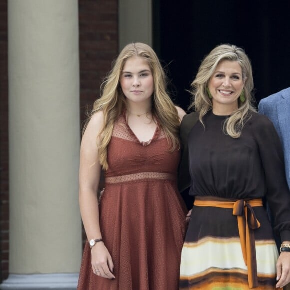 Le roi Willem-Alexander des Pays-Bas, la reine Maxima et leurs filles la princesse héritière Catharina-Amalia, la princesse Alexia et la princesse Ariane ont posé dans les jardins du palais Huis ten Bosch, leur résidence à La Haye, le 19 juillet 2019 lors de la traditionnelle séance photo des vacances d'été avec la presse.