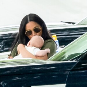 Meghan Markle, duchesse de Sussex et son fils Archie Harrison Mountbatten-Windsor lors d'un match de polo de bienfaisance King Power Royal Charity Polo Day à Wokinghan, comté de Berkshire, Royaume Uni, le 10 juillet 2019.