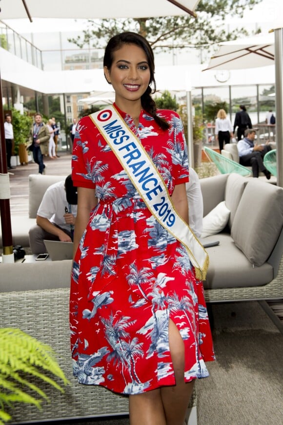 Vaimalama Chaves (Miss France 2019) dans les tribunes lors des internationaux de tennis de Roland Garros à Paris, France, le 4 juin 2019. © Jean-Baptiste Autissier/Panoramic/Bestimage