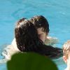 Shawn Mendes et sa petite amie Camila Cabello s'embrassent dans une piscine à Miami le 29 juillet 2019.