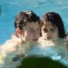 Shawn Mendes et sa petite amie Camila Cabello s'embrassent dans une piscine à Miami le 29 juillet 2019.