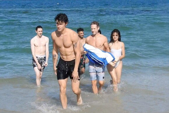 Shawn Mendes et sa petite amie Camila Cabello à la plage à Miami le 29 juillet 2019.