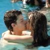Shawn Mendes et sa petite amie Camila Cabello s'embrassent dans une piscine à Miami le 29 juillet 2019.