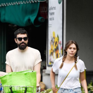 Exclusif - Elizabeth Olsen et son compagnon Robbie Arnett sortent d'une épicerie de Los Angeles le 9 juillet 2019.