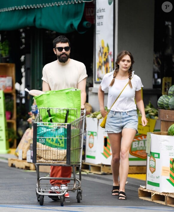 Exclusif - Elizabeth Olsen et son compagnon Robbie Arnett sortent d'une épicerie de Los Angeles le 9 juillet 2019.