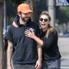 Exclusif - Elizabeth Olsen et son compagnon Robbie Arnett se promènent à Los Angeles, le 4 octobre 2017.