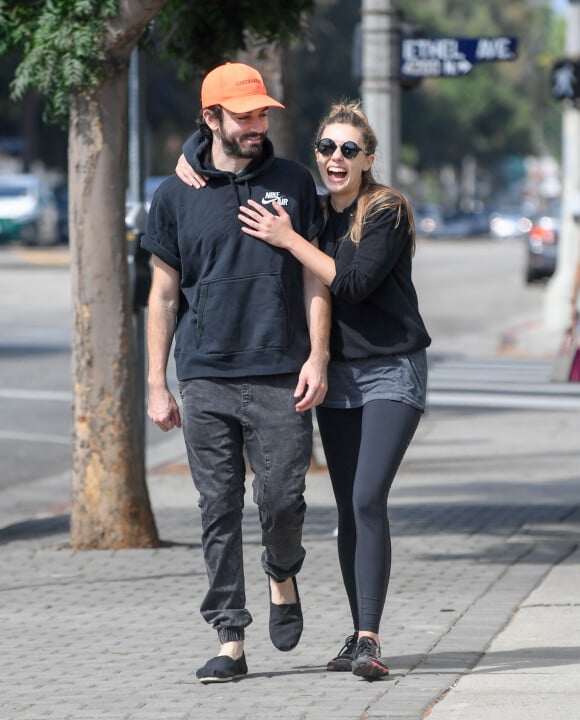 Exclusif - Elizabeth Olsen et son compagnon Robbie Arnett se promènent à Los Angeles, le 4 octobre 2017.