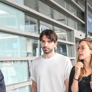 Elizabeth Olsen et son compagnon Robbie Arnett arrivent à l'aéroport de Paris Charles-de-Gaulle, le 2 juillet 2017.