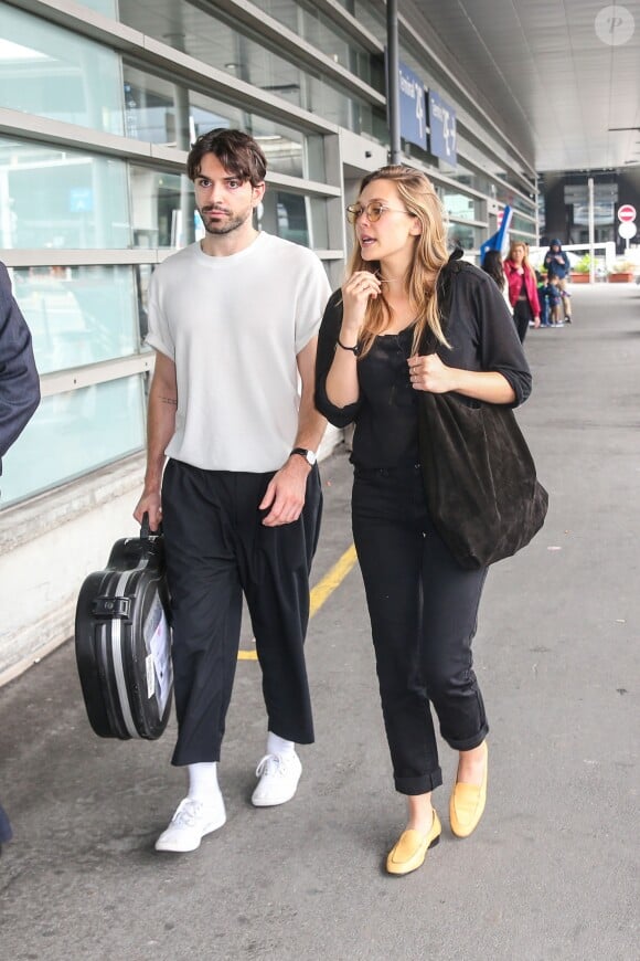 Elizabeth Olsen et son compagnon Robbie Arnett arrivent à l'aéroport de Paris Charles-de-Gaulle, le 2 juillet 2017.