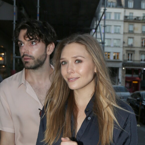 Elizabeth Olsen et son compagnon Robbie Arnett - Dîner "The Row" organisé par les soeurs Olsen chez Caviar Kaspia à Paris le 3 juillet 2017.