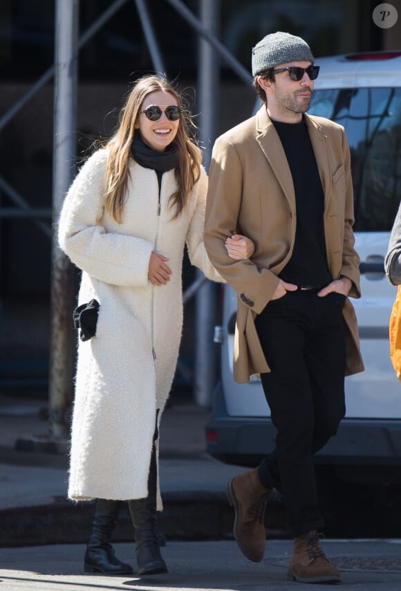 Elizabeth Olsen avec son compagnon Robbie Arnett du groupe Milo Greene dans les rues de New York City, New York, Etats-Unis, le 20 mars 2017.