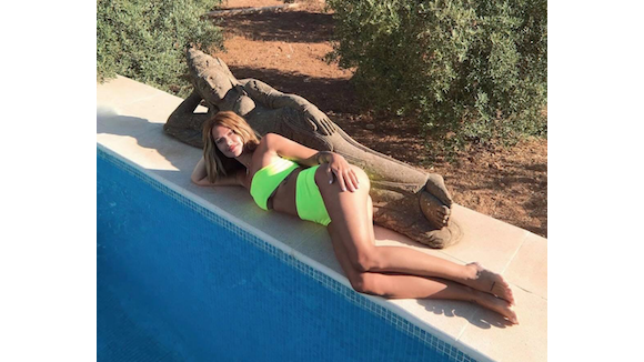 Caroline Receveur maman sexy à Ibiza : son bikini trop petit fait jaser