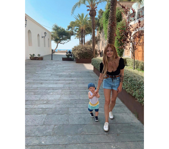 Caroline Receveur et son fils Marlon à Ibiza fin juillet 2019.