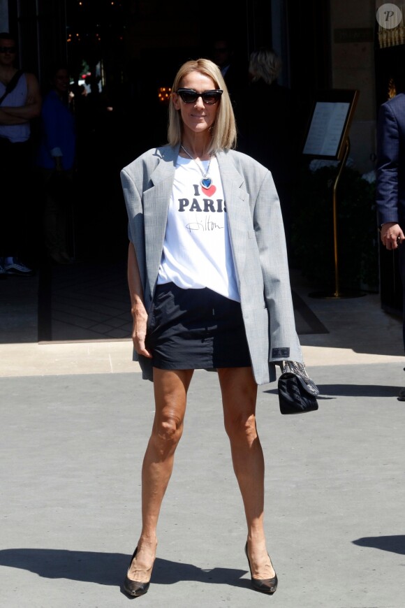 Celine Dion à la sortie de l'hôtel de Crillon à Paris pendant la fashion week Haute-Couture automne-hiver 2019/2020 le 3 juillet 2019. Elle porte un t-shirt avec la mention "I love Paris.....Hilton" ! Et le bijou qu'elle porte autour du cou ressemble au "Coeur de l'Océan" le diamant du film Titanic que portait Kate Winslet.