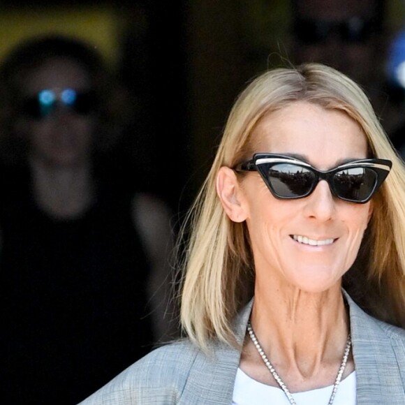 Celine Dion à la sortie de l'hôtel de Crillon à Paris pendant la fashion week Haute-Couture automne-hiver 2019/2020 le 3 juillet 2019. Elle porte un t-shirt avec la mention "I love Paris.....Hilton" ! Et le bijou qu'elle porte autour du cou ressemble au "Coeur de l'Océan" le diamant du film Titanic que portait Kate Winslet.