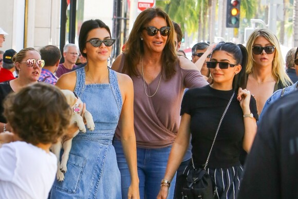 Exclusif - Kendall et Kylie Jenner passent la journée avec leur père Caitlyn Jenner pour la fête des pères à Beverly Hills le 18 juin 2017.