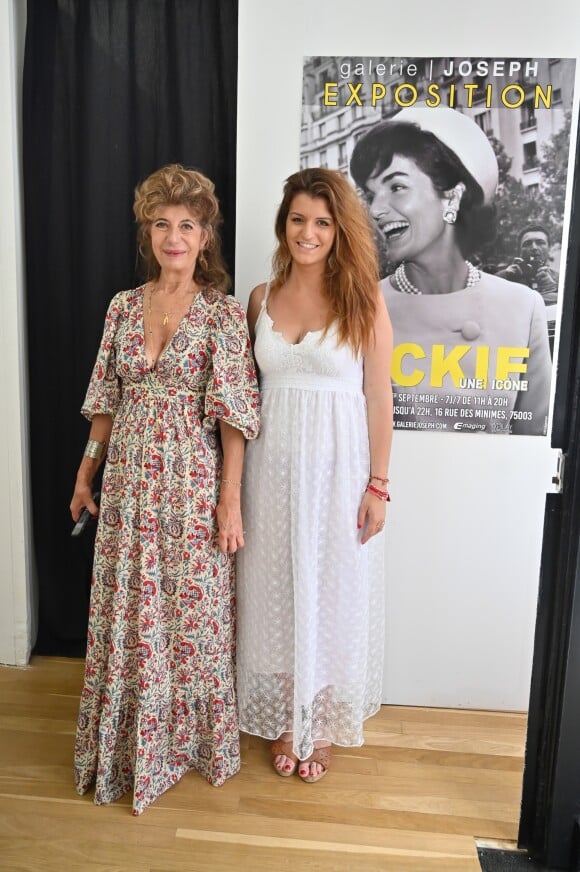 Ghislaine Rayer, commissaire de l'exposition - Marlène Schiappa (Secrétaire d'Etat chargé(e) de l'égalité entre les femmes et les hommes et de la lutte contre les discriminations) visite l'exposition "Jackie, une icône" à la Galerie Joseph à Paris le 12 juillet 2019. 25 ans après sa disparition, la Galerie Joseph présente cet été, du 2 Juillet au 1er Septembre 2019, une exposition photographique sur Jackie Kennedy qui continue toujours de fasciner les foules.On pourra la découvrir au travers d'une centaine de clichés qui retracent le destin hors du commun de cette petite fille modèle devenue First Lady. Retour sur une personnalité iconique qui a profondément marqué l'histoire et dont la mention de son nom suffit à connoter le chic et l'élégance du person-nage. Toujours à la pointe de la mode, Jackie décline dans les sorties officielles ou dans sa vie privée, des tenues que les femmes du monde entier tentent d'imi-ter ; elle devient l'emblème du look BCBG.Le " Style Jackie Kennedy " est un mix de la haute-couture française (Cha-nel, Givenchy) et du prêt à porter américain (Oleg Cassini, son créateur fétiche). Derrière cette élégance, on peut aussi découvrir le début d'une nouvelle ère de la politique, celle de la communication, la silhouette au look novateur de Jackie contribuant à façonner l'image parfaite du président Kennedy. Cette jeune femme d'allure royale, mère de beaux enfants, qui voulait faire du pa-lais présidentiel américain un nouveau Versailles, avait créé la légende Kennedy. Suite à l'assassinat de JFK, en taisant ses parties sombres mais en magnifiant le personnage de son mari, elle invente le mythe Kennedy !La Galerie Joseph a choisi de consacrer cette rétrospective à la partie " Kenne-dy " de la vie de Jackie, car le couple qu'elle a formé avec le Président des Etats-Unis est unique en son genre. Grâce à lui, elle était devenue aux yeux du monde la " reine de l'Amérique ", grâce à elle, il était devenu le plus puissant des chefs d'état.Jackie était une femme libérée, qui écrivit sa propre histoire sans se laisser dicter des codes. Elle inspira les femmes du monde entier, fut un modèle des années 60 en faisant souffler un vent de modernité sur la vie politique américaine et de-meure une icône de mode un demi-siècle plus tard... La Galerie Joseph a réalisé ces trois dernières années les expositions consa-crées à Steve McQueen puis à Johnny Hallyday, ainsi que les expositions " Biki-ni, " Pin-Up ", " Icônes, De la nouvelle vague aux années &x2018;70 "