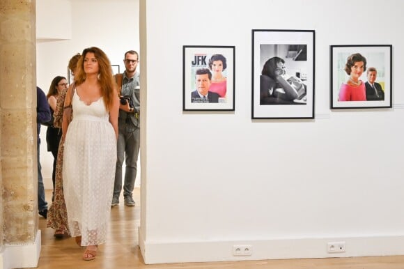 Marlène Schiappa (Secrétaire d'Etat chargé(e) de l'égalité entre les femmes et les hommes et de la lutte contre les discriminations) visite l'exposition "Jackie, une icône" à la Galerie Joseph à Paris le 12 juillet 2019. 25 ans après sa disparition, la Galerie Joseph présente cet été, du 2 Juillet au 1er Septembre 2019, une exposition photographique sur Jackie Kennedy qui continue toujours de fasciner les foules.On pourra la découvrir au travers d'une centaine de clichés qui retracent le destin hors du commun de cette petite fille modèle devenue First Lady. Retour sur une personnalité iconique qui a profondément marqué l'histoire et dont la mention de son nom suffit à connoter le chic et l'élégance du person-nage. Toujours à la pointe de la mode, Jackie décline dans les sorties officielles ou dans sa vie privée, des tenues que les femmes du monde entier tentent d'imi-ter ; elle devient l'emblème du look BCBG.Le " Style Jackie Kennedy " est un mix de la haute-couture française (Cha-nel, Givenchy) et du prêt à porter américain (Oleg Cassini, son créateur fétiche). Derrière cette élégance, on peut aussi découvrir le début d'une nouvelle ère de la politique, celle de la communication, la silhouette au look novateur de Jackie contribuant à façonner l'image parfaite du président Kennedy. Cette jeune femme d'allure royale, mère de beaux enfants, qui voulait faire du pa-lais présidentiel américain un nouveau Versailles, avait créé la légende Kennedy. Suite à l'assassinat de JFK, en taisant ses parties sombres mais en magnifiant le personnage de son mari, elle invente le mythe Kennedy !La Galerie Joseph a choisi de consacrer cette rétrospective à la partie " Kenne-dy " de la vie de Jackie, car le couple qu'elle a formé avec le Président des Etats-Unis est unique en son genre. Grâce à lui, elle était devenue aux yeux du monde la " reine de l'Amérique ", grâce à elle, il était devenu le plus puissant des chefs d'état.Jackie était une femme libérée, qui écrivit sa propre histoire sans se laisser dicter des codes. Elle inspira les femmes du monde entier, fut un modèle des années 60 en faisant souffler un vent de modernité sur la vie politique américaine et de-meure une icône de mode un demi-siècle plus tard... La Galerie Joseph a réalisé ces trois dernières années les expositions consa-crées à Steve McQueen puis à Johnny Hallyday, ainsi que les expositions " Biki-ni, " Pin-Up "