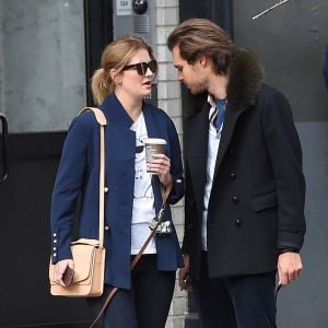 Exclusif - Mischa Barton et son compagnon James Abercrombie se promènent avec leurs chiens dans les rues de New York le 9 novembre 2017.