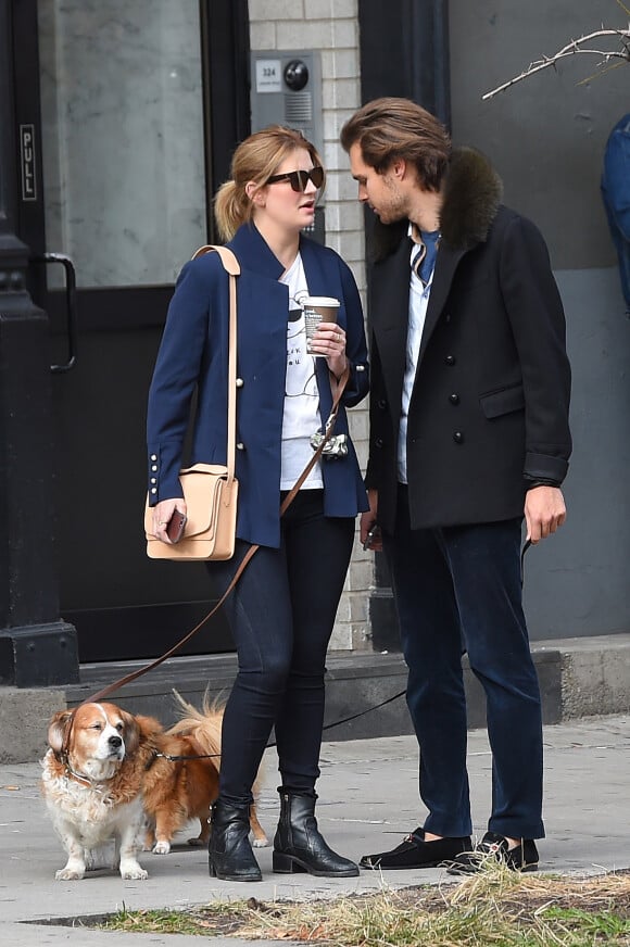 Exclusif - Mischa Barton et son compagnon James Abercrombie se promènent avec leurs chiens dans les rues de New York le 9 novembre 2017.