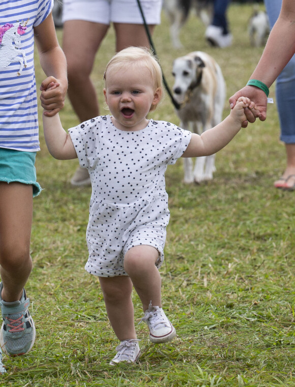 Lena Tindall, fille de Zara (Phillips) et Mike Tindall âgée d'un an, marchant lors du Festival of British Eventing à Gatcombe Park le 4 août 2019.