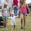 Lena Tindall, fille de Zara (Phillips) et Mike Tindall, marchant avec l'aide de ses cousines Isla Phillips et Savannah Phillips lors du Festival of British Eventing à Gatcombe Park le 4 août 2019.