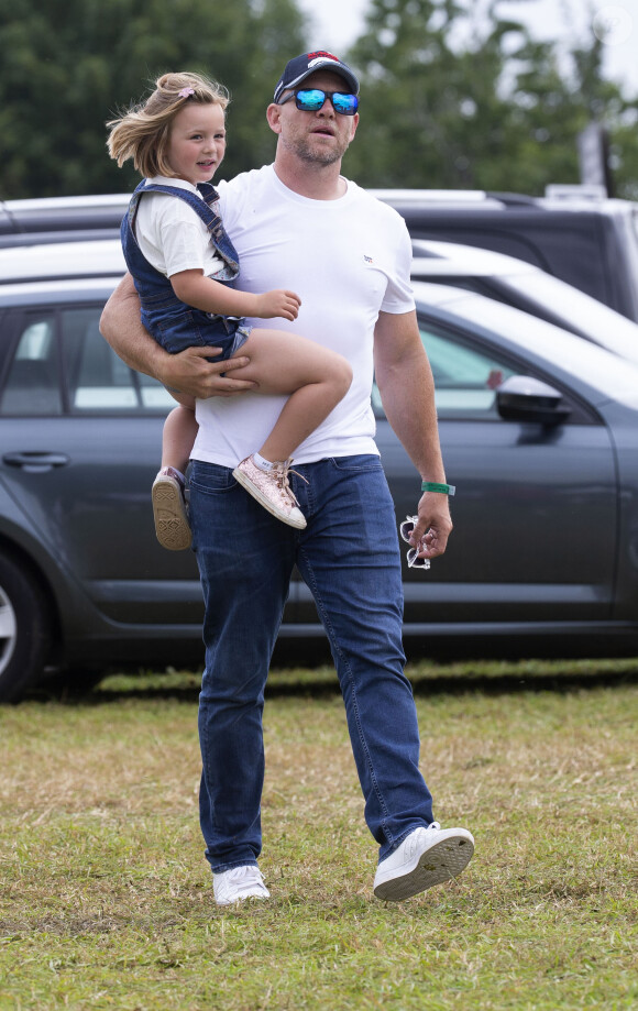 Mike Tindall avec sa fille Mia dans les bras lors du Festival of British Eventing à Gatcombe Park le 4 août 2019.