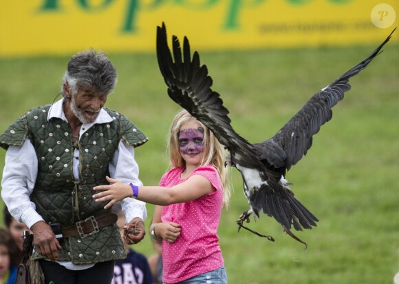 Savannah Phillips avec un fauconnier lors du Festival of British Eventing à Gatcombe Park le 4 août 2019.