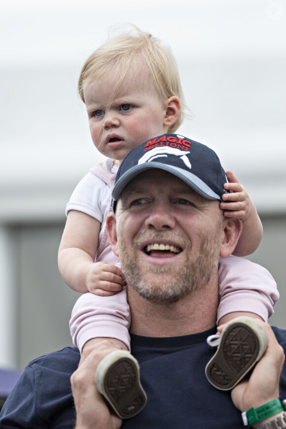 Mike Tindall avec sa fille Mia sur les épaules lors du Festival of British Eventing à Gatcombe Park le 3 août 2019.