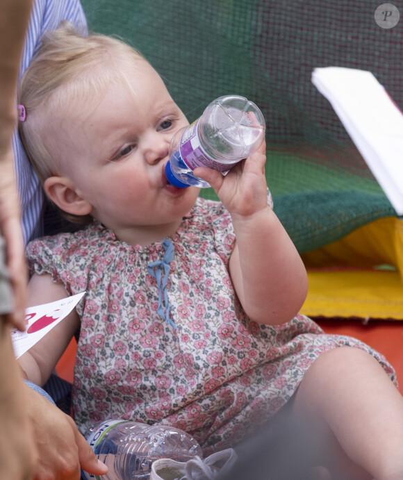 Lena Tindall, fille de Zara (Phillips) et Mike Tindall, buvant son biberon lors du Festival of British Eventing à Gatcombe Park le 2 août 2019.