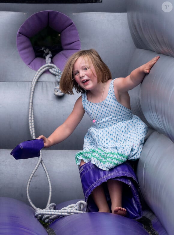 Mia Tindall, fille de Zara (Phillips) et Mike Tindall, était surexcitée dans un château gonflable lors du Festival of British Eventing à Gatcombe Park le 2 août 2019.