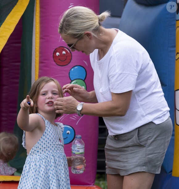 Mia Tindall avec sa mère Zara Tindall (Phillips) lors du Festival of British Eventing à Gatcombe Park le 2 août 2019.