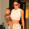 Kylie Jenner à la sortie de l'hôtel "The Mark" avec sa fille Stormi à New York, le 7 mai 2019. La petite Stormi porte les baskets Nike de la collaboration de son père T. Scott avec la marque américaine "T. Scott x Nike Air ".