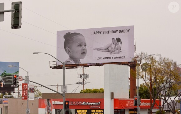 Kylie Jenner célèbre le 28ème anniversaire de son compagnon Travis Scott un peu en avance avec une photo d'elle et de sa fille Stormi sur un panneau publicitaire géant sur lequel on peut lire "Happy Birthday Daddy - Love Mommy & Stormi XO" à l'une des intersections les plus fréquentées de West Hollywood à Los Angeles, le 26 avril 2019.