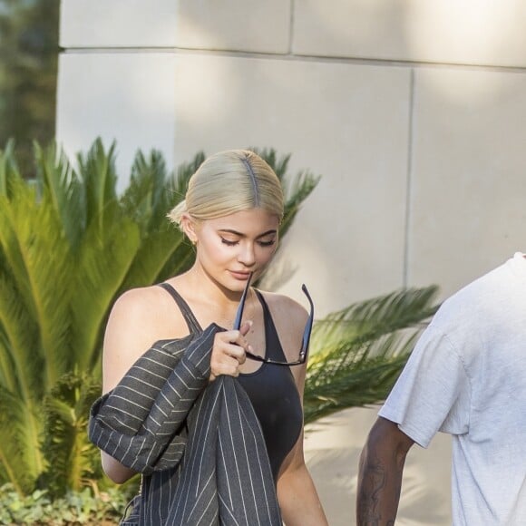 Kylie Jenner et son compagnon Travis Scott sont allés faire du shopping à la bijouterie Polacheck à Calabasas, le 13 août 2018