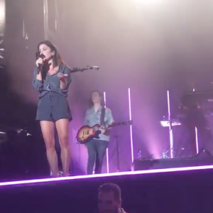 Jenifer recadre un spectateur lors de son concert à Saint-Louis en Alsace, le 3 août 2019.