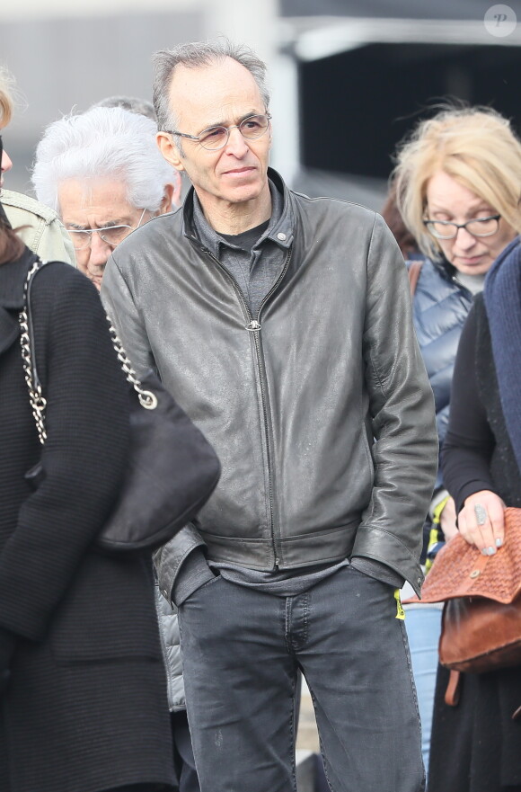 Jean-Jacques Goldman lors des obsèques de Véronique Colucci au cimetière communal de Montrouge, le 12 avril 2018.