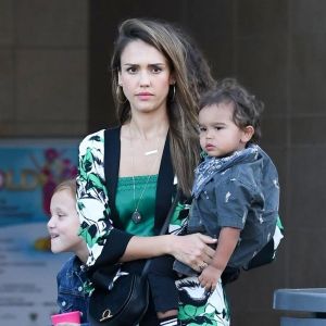 Exclusif - Jessica Alba fête l'anniversaire de sa belle-soeur Koa Jones en famille au restaurant Porta Via dans le quartier de Beverly Hills à Los Angeles. Son mari Cash Warren et ses enfants Honor, Haven et Hayes Warren sont de la partie! Le 26 juillet 2019