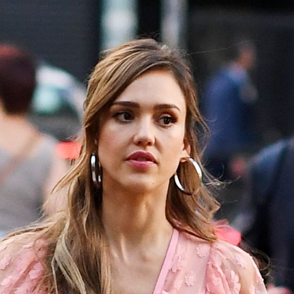 Jessica Alba se promène à Milan, le 20 juin 2019