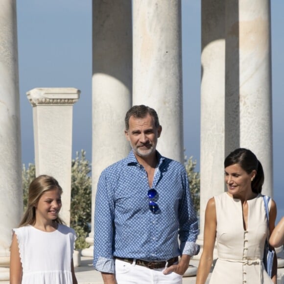 Le roi Felipe VI d'Espagne, la reine Letizia et leurs filles la princesse Leonor des Asturies et l'infante Sofia ont visité le 8 août 2019 la maison-musée Son Marroig entre Valdemosa et Deia, à Majorque, qui honore la mémoire de l'archiduc Louis-Salvador de Habsbourg-Lorraine, grand découvreur de la Méditerranée et amoureux de Majorque.