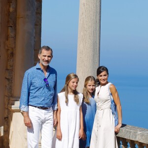 Le roi Felipe VI d'Espagne, la reine Letizia et leurs filles la princesse Leonor des Asturies et l'infante Sofia ont visité le 8 août 2019 la maison-musée Son Marroig entre Valdemosa et Deia, à Majorque, qui honore la mémoire de l'archiduc Louis-Salvador de Habsbourg-Lorraine, grand découvreur de la Méditerranée et amoureux de Majorque.