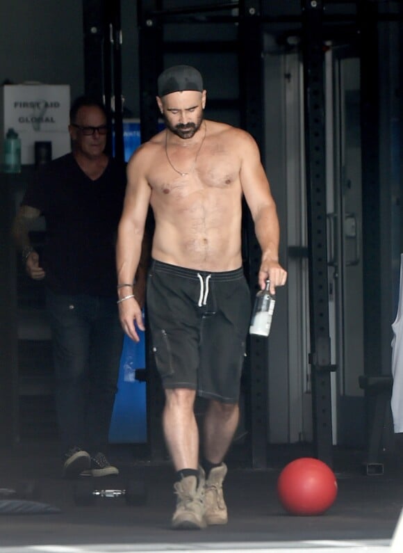 Exclusif - Colin Farrell torse nu à la sortie de la salle de gym après deux heures de sport intensif à Los Angeles le 7 août 2019.