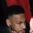 Neymar, le joueur de football international brésilien évoluant au poste d'attaquant au Paris Saint-Germain blessé à la cheville droite est entendu dans les locaux de la police de répression des crimes informatiques de Rio de Janeiro pour des allégations de viol et sur les publications sur internet des photos intimes de sa victime, le 6 juin 2019. Arrivé le visage fermé devant le commissariat à 19h15, Neymar n'a fait aucune déclaration avant de pénétrer dans l'enceinte et a seulement lâché qu'il était innocent. Neymar a ensuite échangé avec la police pendant une heure et quarante minutes.