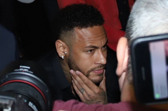 Neymar, le joueur de football international brésilien évoluant au poste d'attaquant au Paris Saint-Germain blessé à la cheville droite est entendu dans les locaux de la police de répression des crimes informatiques de Rio de Janeiro pour des allégations de viol et sur les publications sur internet des photos intimes de sa victime, le 6 juin 2019. Arrivé le visage fermé devant le commissariat à 19h15, Neymar n'a fait aucune déclaration avant de pénétrer dans l'enceinte et a seulement lâché qu'il était innocent. Neymar a ensuite échangé avec la police pendant une heure et quarante minutes.