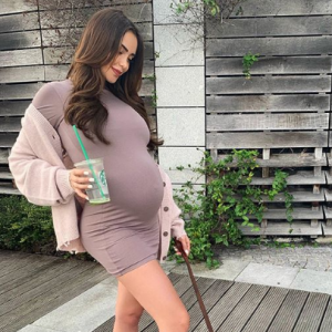 Nabilla, enceinte, prend la pose à Londres, sur Instagram, août 2019.