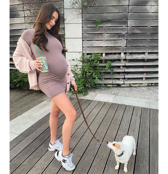 Nabilla, enceinte, prend la pose à Londres, sur Instagram, août 2019.