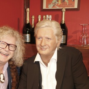 Pierre-Jean Chalençon avec la statue de cire de Patrick Sébastien - Jeff Panacloc inaugure sa statue de cire au Musée Grévin à Paris le 6 mai 2019. © Christophe Aubert via Bestimage